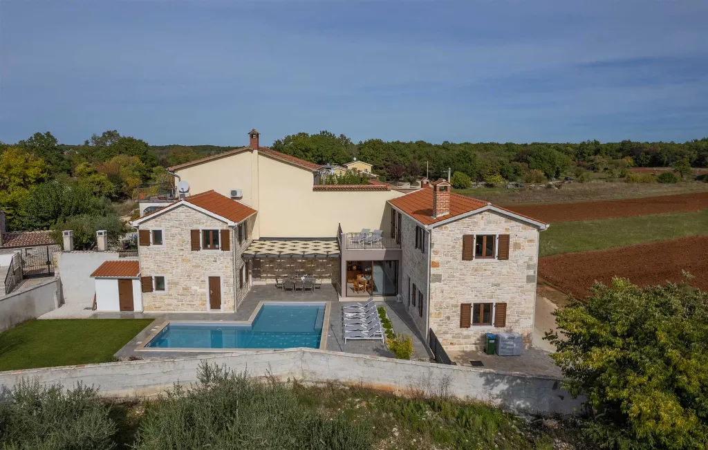 Private Pool Villa for 8 Guests in Vosteni
