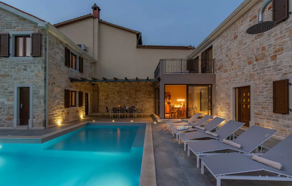 Private Pool Villa for 8 Guests in Vosteni