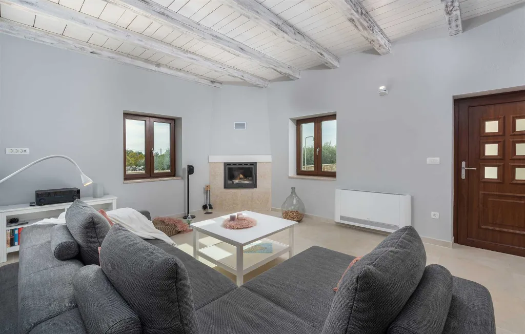 Private Pool Villa for 8 Guests in Vosteni
