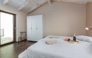 Private Pool Villa for 8 Guests in Vosteni