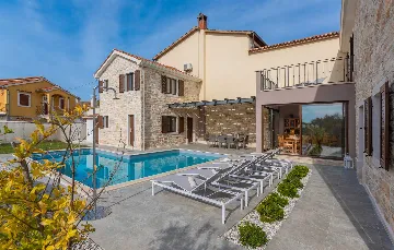 Private Pool Villa for 8 Guests in Vosteni