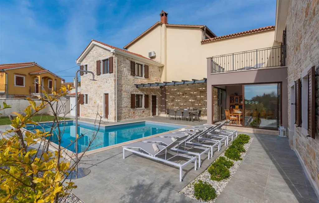 Private Pool Villa for 8 Guests in Vosteni