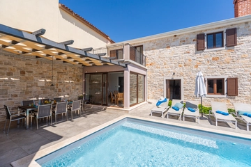 Private Pool Villa for 8 Guests in Vosteni