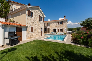 Private Pool Villa for 8 Guests in Vosteni