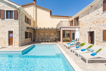 Private Pool Villa for 8 Guests in Vosteni