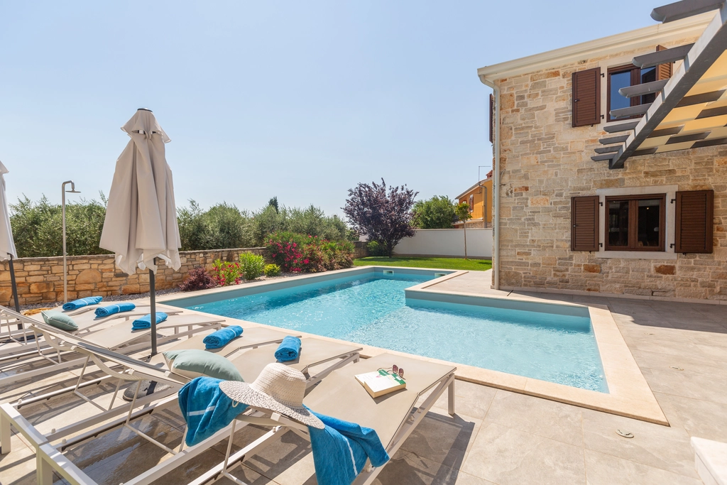 Private Pool Villa for 8 Guests in Vosteni