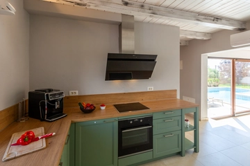 Private Pool Villa for 8 Guests in Vosteni