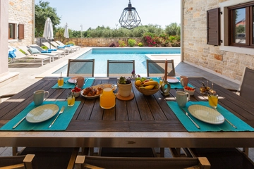 Private Pool Villa for 8 Guests in Vosteni