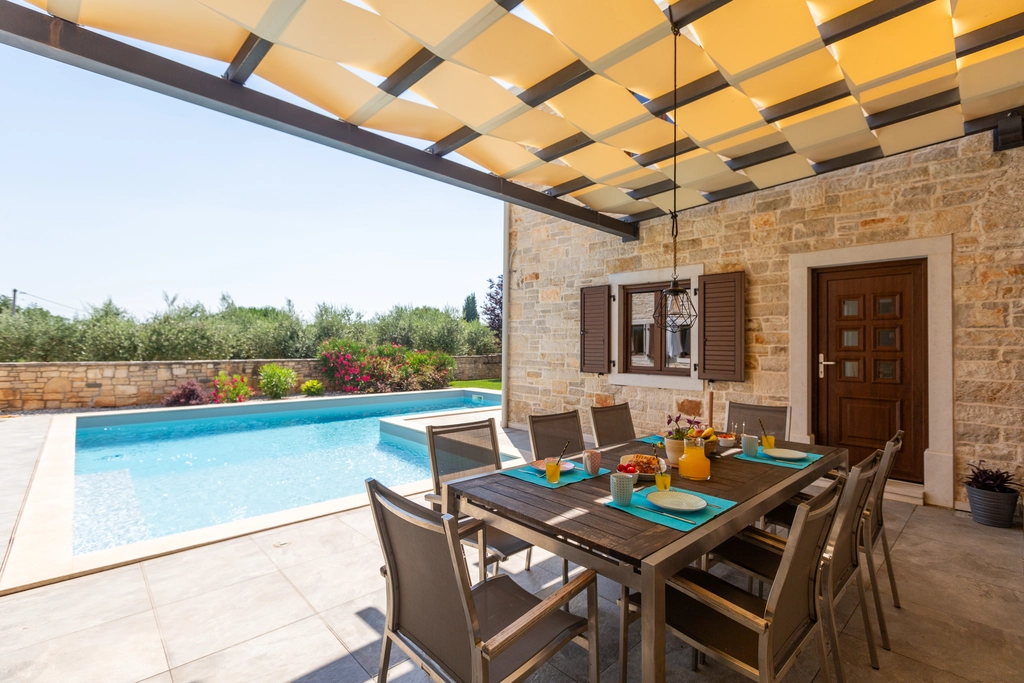 Private Pool Villa for 8 Guests in Vosteni
