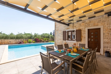 Private Pool Villa for 8 Guests in Vosteni