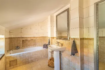 4-Bedroom Villa in Sveti Lovreč with Private Pool