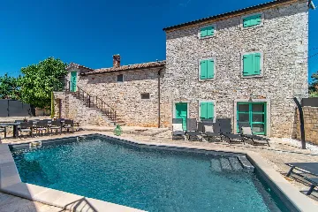 4-Bedroom Villa in Sveti Lovreč with Private Pool