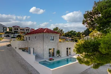 4-Bedroom Villa with Heated Pool in Splitska