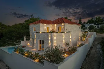 4-Bedroom Villa with Heated Pool in Splitska