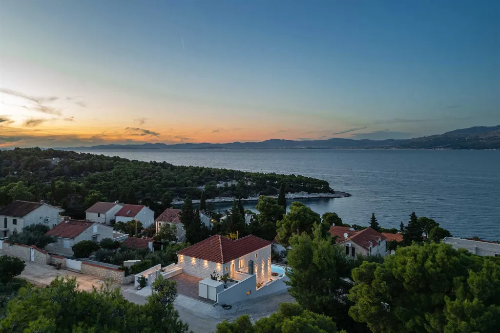 4-Bedroom Villa with Heated Pool in Splitska