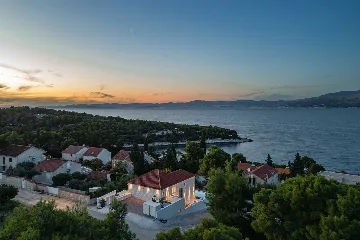 4-Bedroom Villa with Heated Pool in Splitska