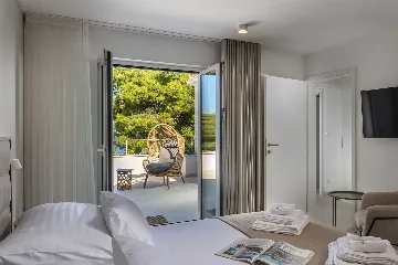 4-Bedroom Villa with Heated Pool in Splitska