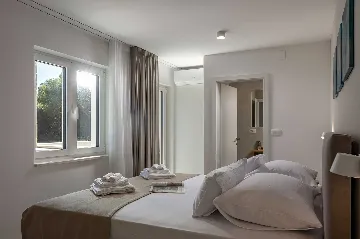 4-Bedroom Villa with Heated Pool in Splitska