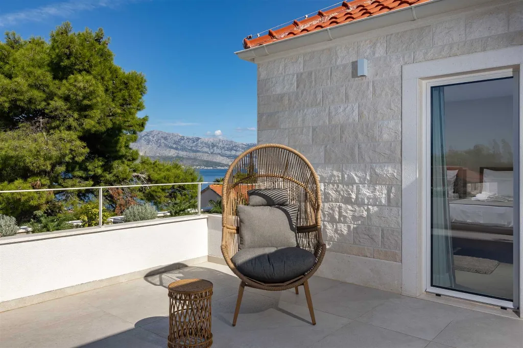 4-Bedroom Villa with Heated Pool in Splitska