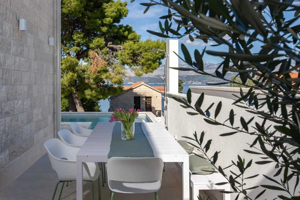 4-Bedroom Villa with Heated Pool in Splitska