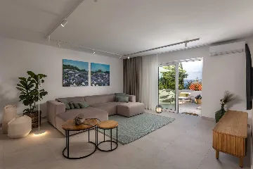 4-Bedroom Villa with Heated Pool in Splitska