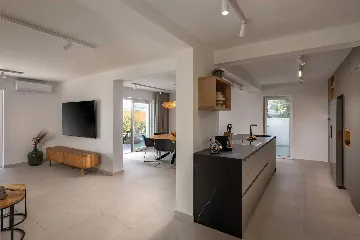 4-Bedroom Villa with Heated Pool in Splitska