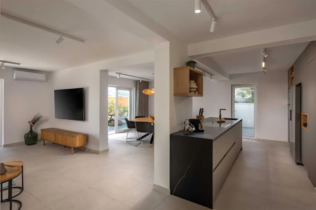 4-Bedroom Villa with Heated Pool in Splitska