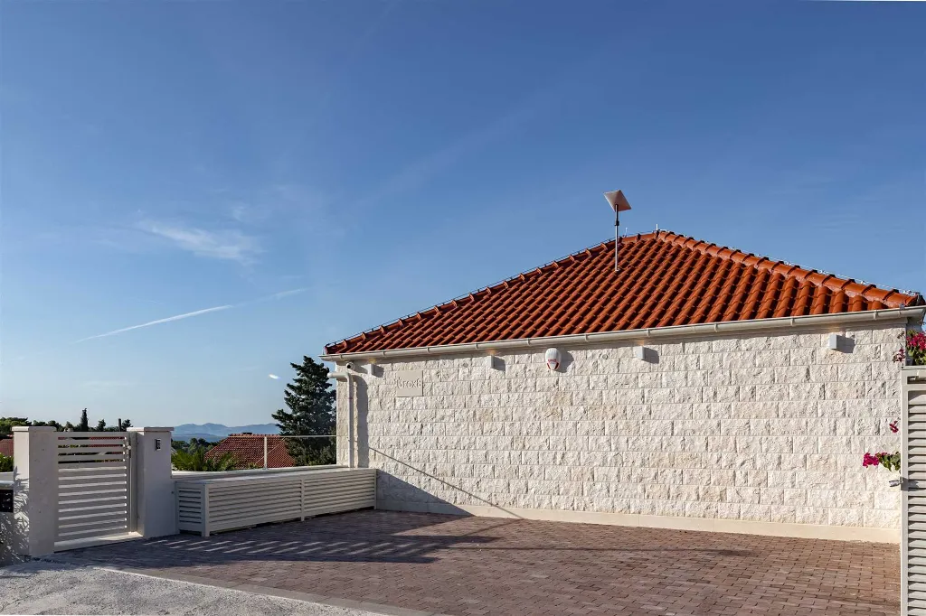4-Bedroom Villa with Heated Pool in Splitska