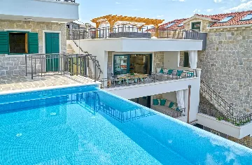 Jesenice 6-Bedroom Villa for 12 Guests