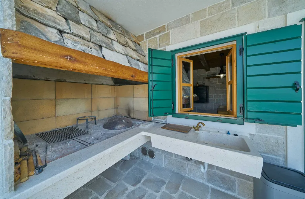 Jesenice 6-Bedroom Villa for 12 Guests
