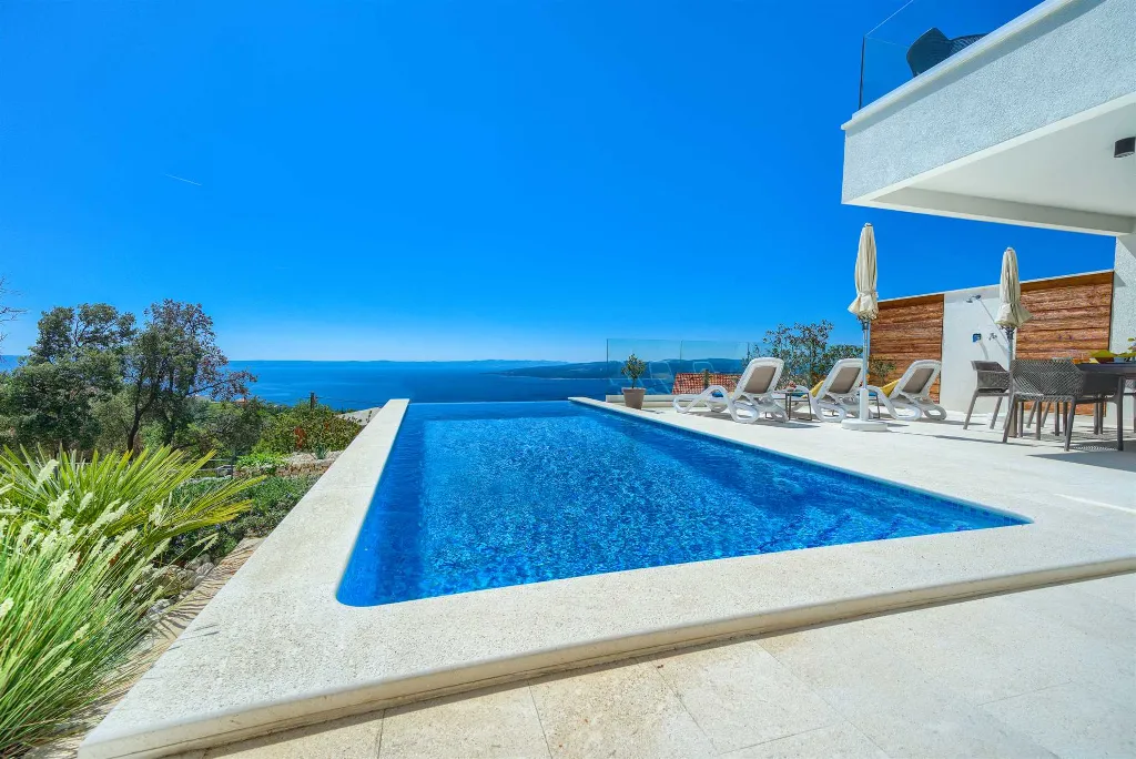 4-Bedroom Villa in Baška Voda for Up to 8 Guests