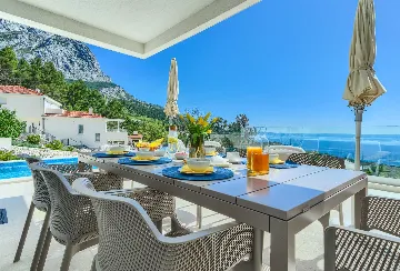 4-Bedroom Villa in Baška Voda for Up to 8 Guests