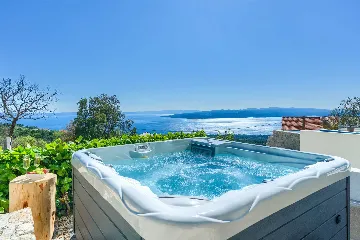 4-Bedroom Villa in Baška Voda for Up to 8 Guests