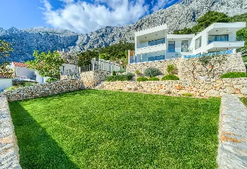 4-Bedroom Villa in Baška Voda for Up to 8 Guests