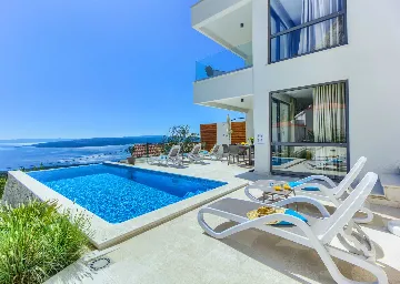 4-Bedroom Villa in Baška Voda for Up to 8 Guests