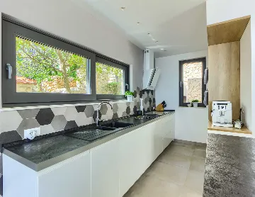 4-Bedroom Villa in Baška Voda for Up to 8 Guests