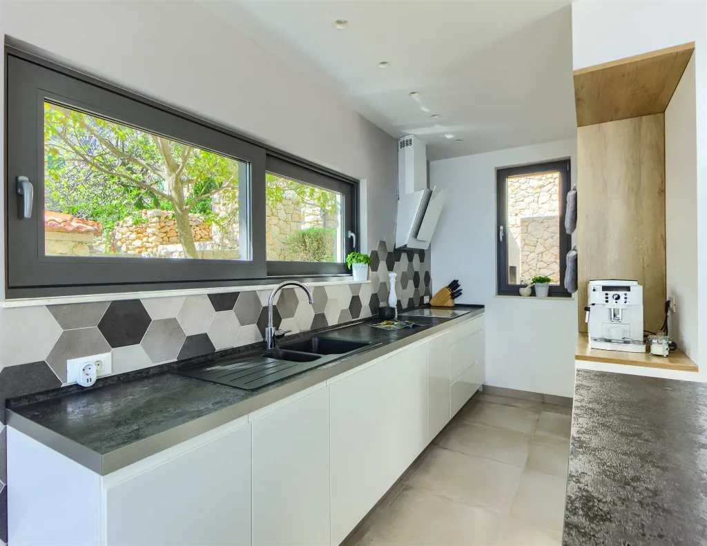 4-Bedroom Villa in Baška Voda for Up to 8 Guests