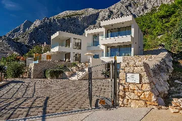 4-Bedroom Villa in Baška Voda for Up to 8 Guests