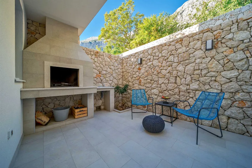 4-Bedroom Villa in Baška Voda for Up to 8 Guests