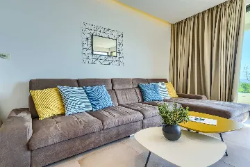 4-Bedroom Villa in Baška Voda for Up to 8 Guests