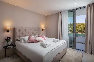 Seafront 6-Bedroom Villa in Splitska, Brač