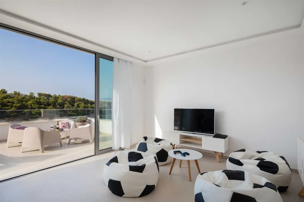 Seafront 6-Bedroom Villa in Splitska, Brač