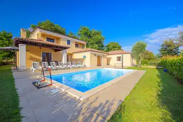 4-Bedroom Villa in Svetvinčenat for 8 Guests