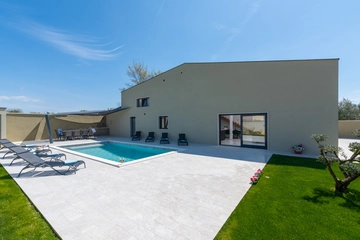 Villa in Vodnjan for 8 Guests with Private Pool