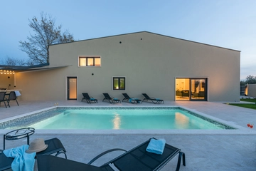 Villa in Vodnjan for 8 Guests with Private Pool