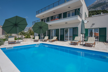 4-bedroom Villa in Makarska with private heated pool