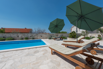 4-bedroom Villa in Makarska with private heated pool