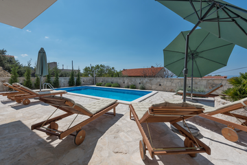 4-bedroom Villa in Makarska with private heated pool
