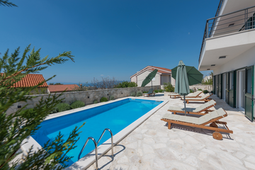 4-bedroom Villa in Makarska with private heated pool