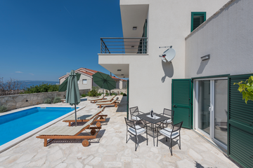 4-bedroom Villa in Makarska with private heated pool